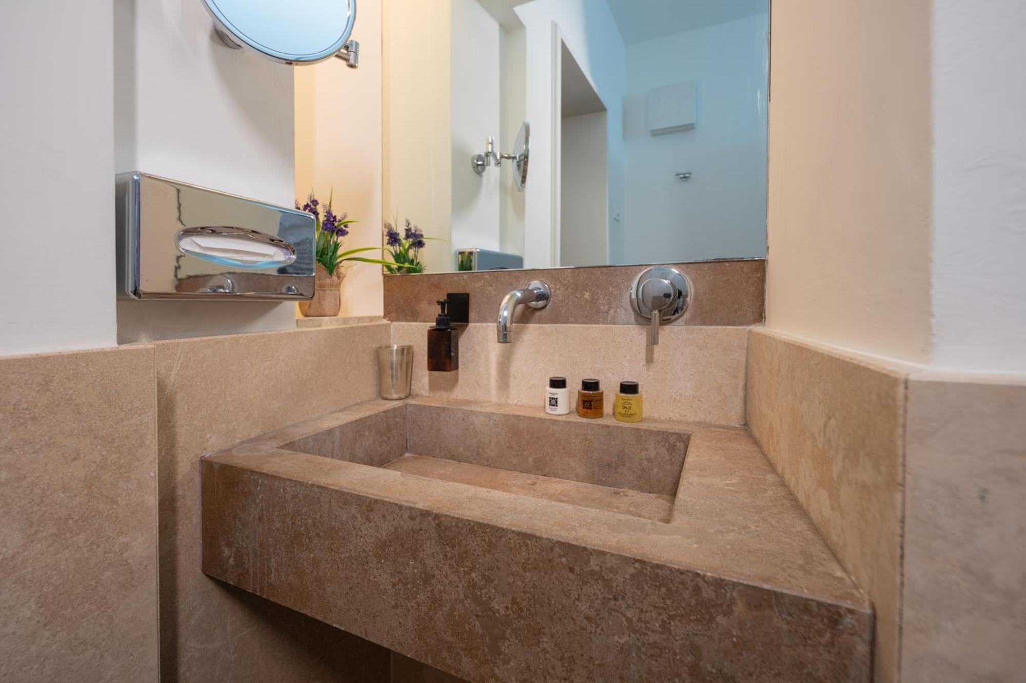 レッチェ Palazzo Persone Dimora Storica Bed & Breakfast エクステリア 写真