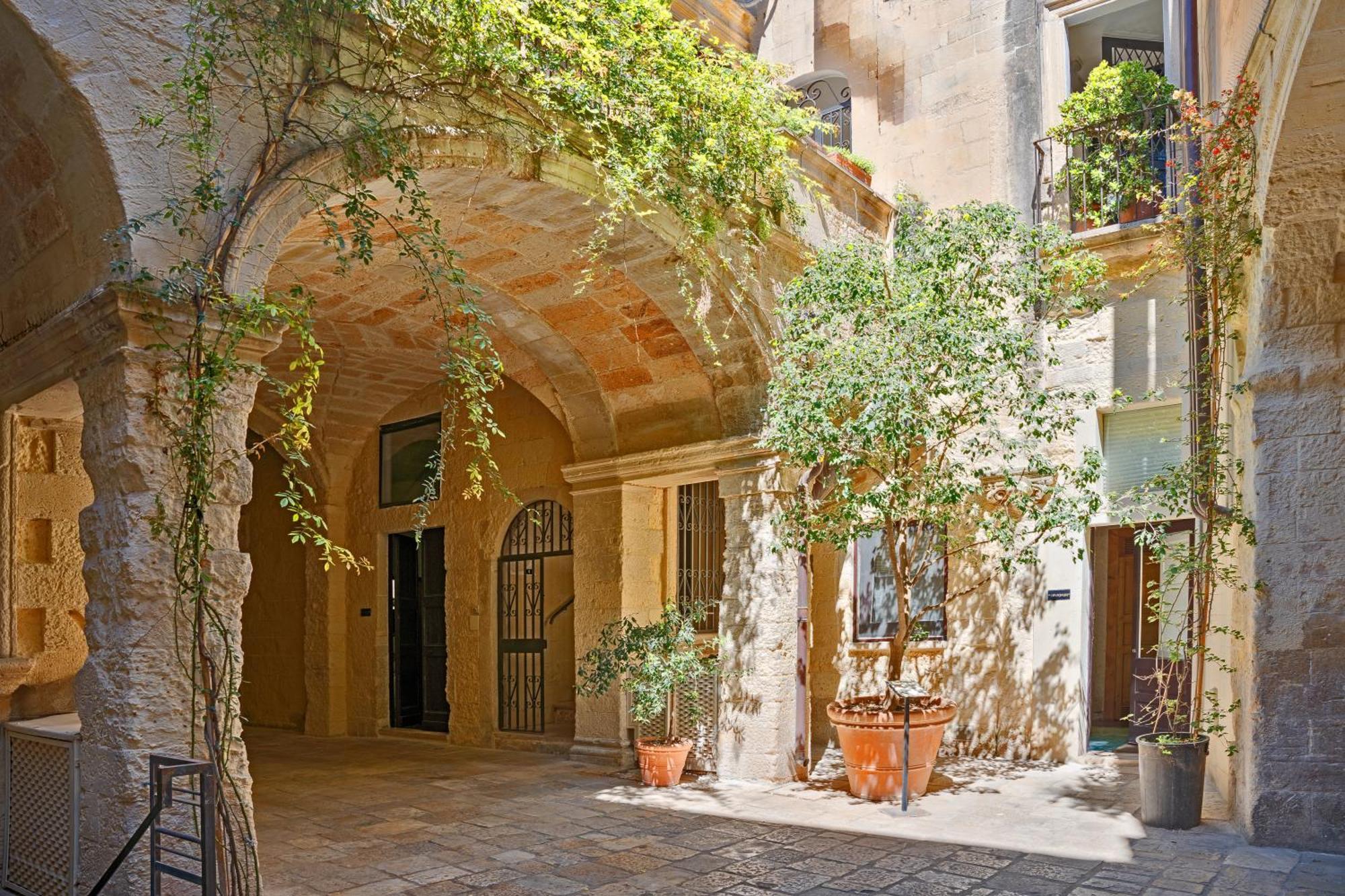 レッチェ Palazzo Persone Dimora Storica Bed & Breakfast エクステリア 写真